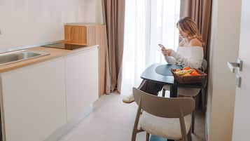 Business Double Room Single Use, Balcony, Beach View | Private kitchen | Fridge, stovetop, cookware/dishes/utensils