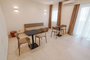 Comfort appartement, balkon, uitzicht op strand | Privékeuken | Een koelkast, een kookplaat, kookgerei, borden en bestek