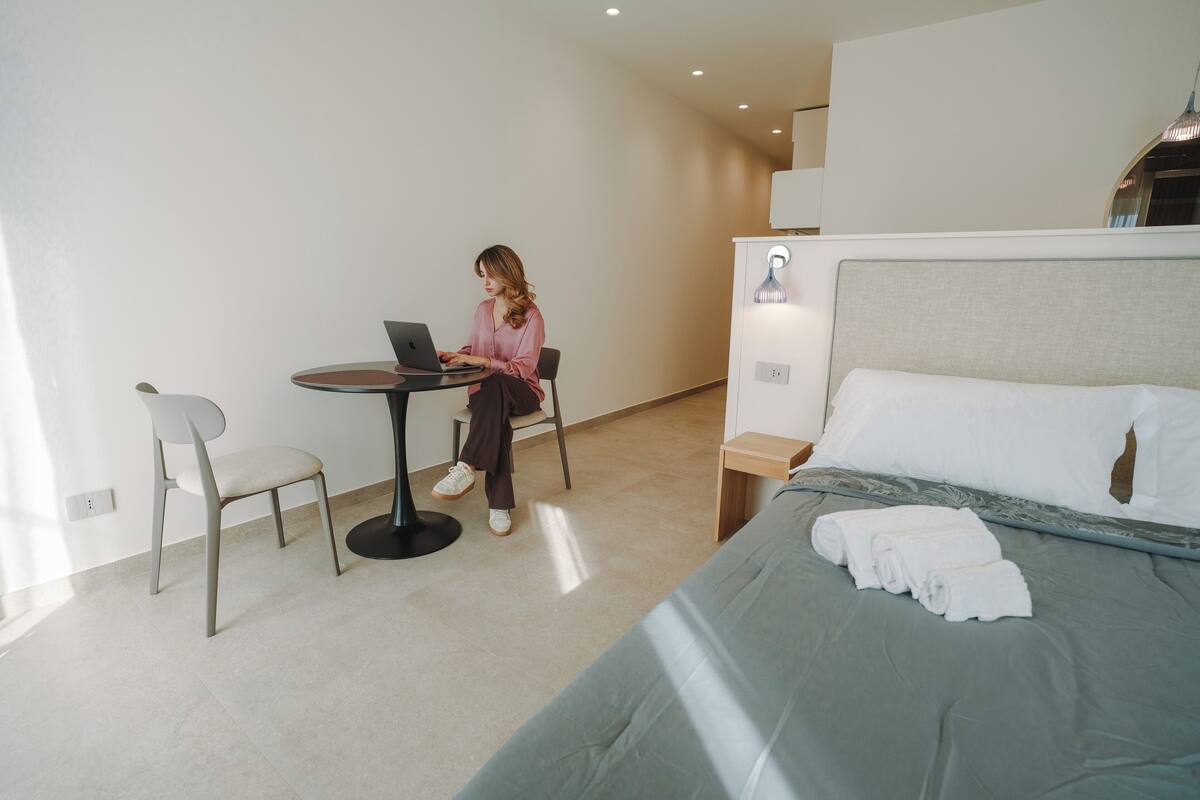 Habitación empresarial doble | Wifi gratis y ropa de cama