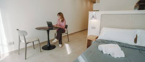 Business Double Room | Soundproofing, free WiFi, bed sheets