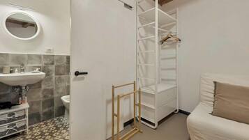 Suihku, bidee, pyyhkeet, vessapaperi