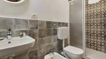 Douche, bidet, serviettes fournies, papier toilette