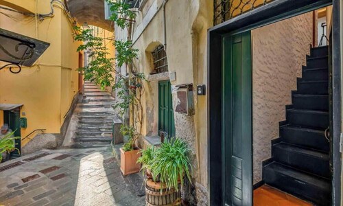 Bienvenue à La Grotta, une maison de vacances extraordinaire située dans le village pittoresque de Vernazza.Cette charmante maison tire son nom d'un élément unique et fascinant : une véritable grotte à l'intérieur de la maison ! La Grotta offr