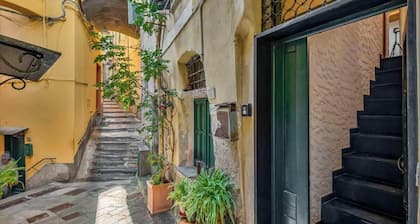 Bienvenue à La Grotta, une maison de vacances extraordinaire située dans le village pittoresque de Vernazza.Cette charmante maison tire son nom d'un élément unique et fascinant : une véritable grotte à l'intérieur de la maison ! La Grotta offr