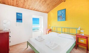 Iron/ironing board - Blu Isola, located in Prevo, a few minutes drive from Corniglia, is the perfect choice for a family or group of friends.The outdoor terrace, with barbecue available, is the perfect place to relax and admire the breathtaking sunsets over the Cinque Terre  (Vernazza)