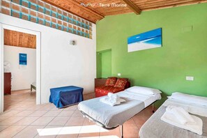 Spa - Blu Isola, located in Prevo, a few minutes drive from Corniglia, is the perfect choice for a family or group of friends.The outdoor terrace, with barbecue available, is the perfect place to relax and admire the breathtaking sunsets over the Cinque Terre  (Vernazza)