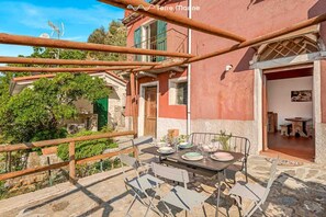 Outdoor dining - Blu Isola, located in Prevo, a few minutes drive from Corniglia, is the perfect choice for a family or group of friends.The outdoor terrace, with barbecue available, is the perfect place to relax and admire the breathtaking sunsets over the Cinque Terre  (Vernazza)