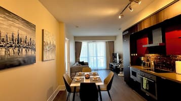 Torradeira, produtos de limpeza, toalhas de papel