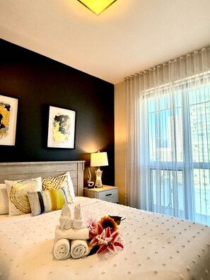 Family Condo, 2 Bedrooms, Non Smoking, Partial Lake View | Blackout drapes, free WiFi, bed sheets - Tripshine Suites (Toronto)