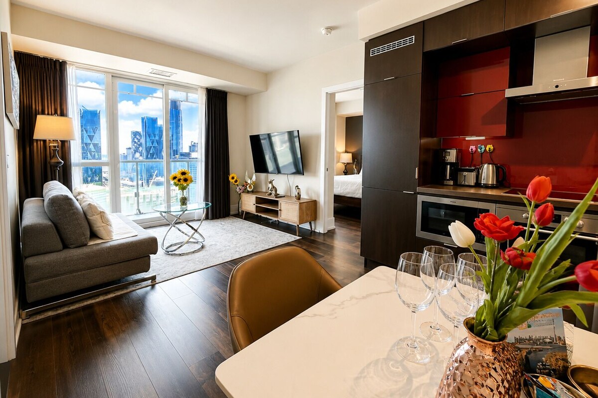 Une chambre d’hôtel moderne équipée d’un canapé, d’une table à manger et d’un coin cuisine.