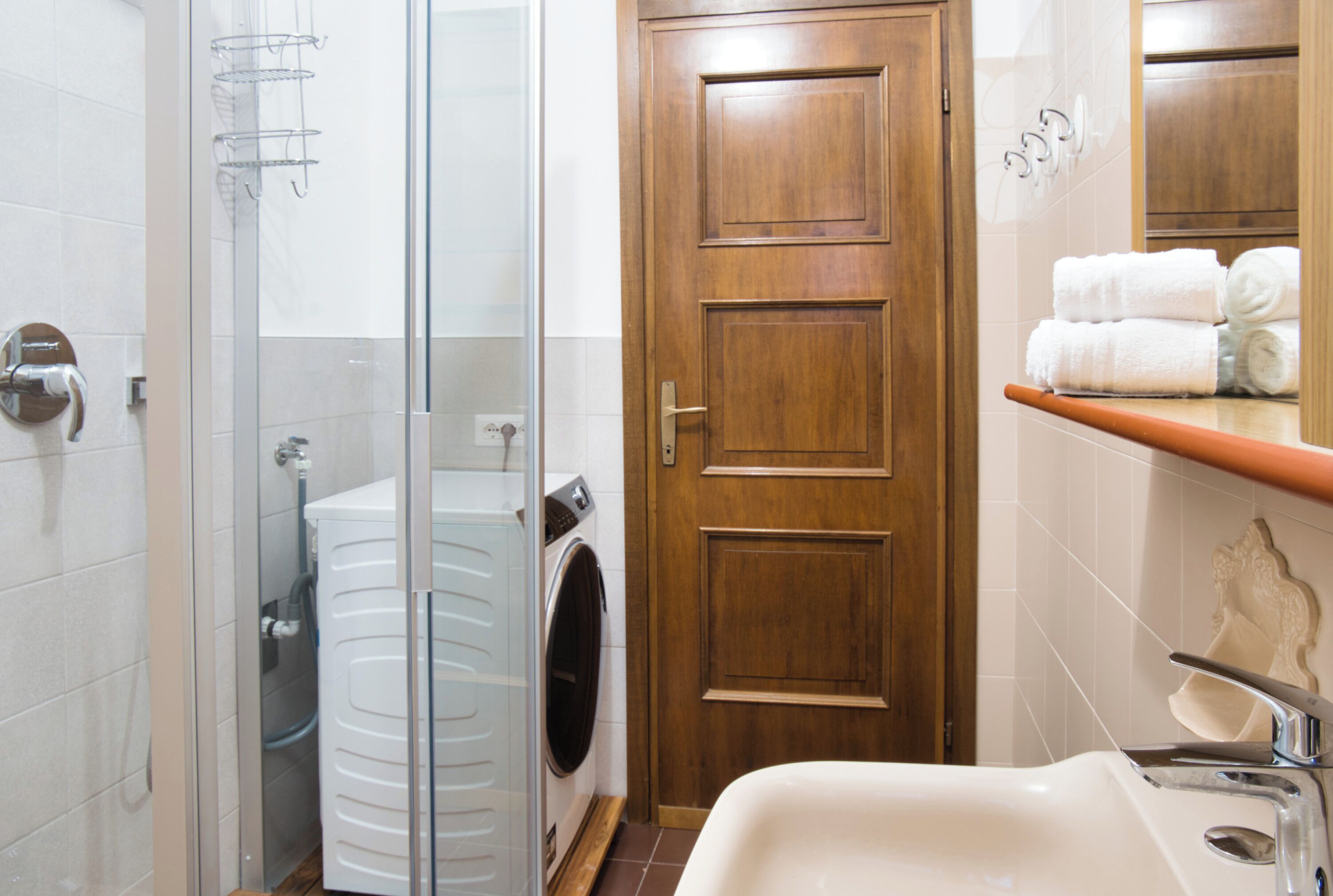 Douche, séchoir à cheveux, bidet, serviettes fournies