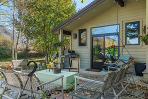 Outdoor dining - Luxury Teton Ski Getaway: Beautiful 4BR Home (Jackson)