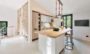 Kühlschrank, Mikrowelle, Geschirrspüler, Toaster