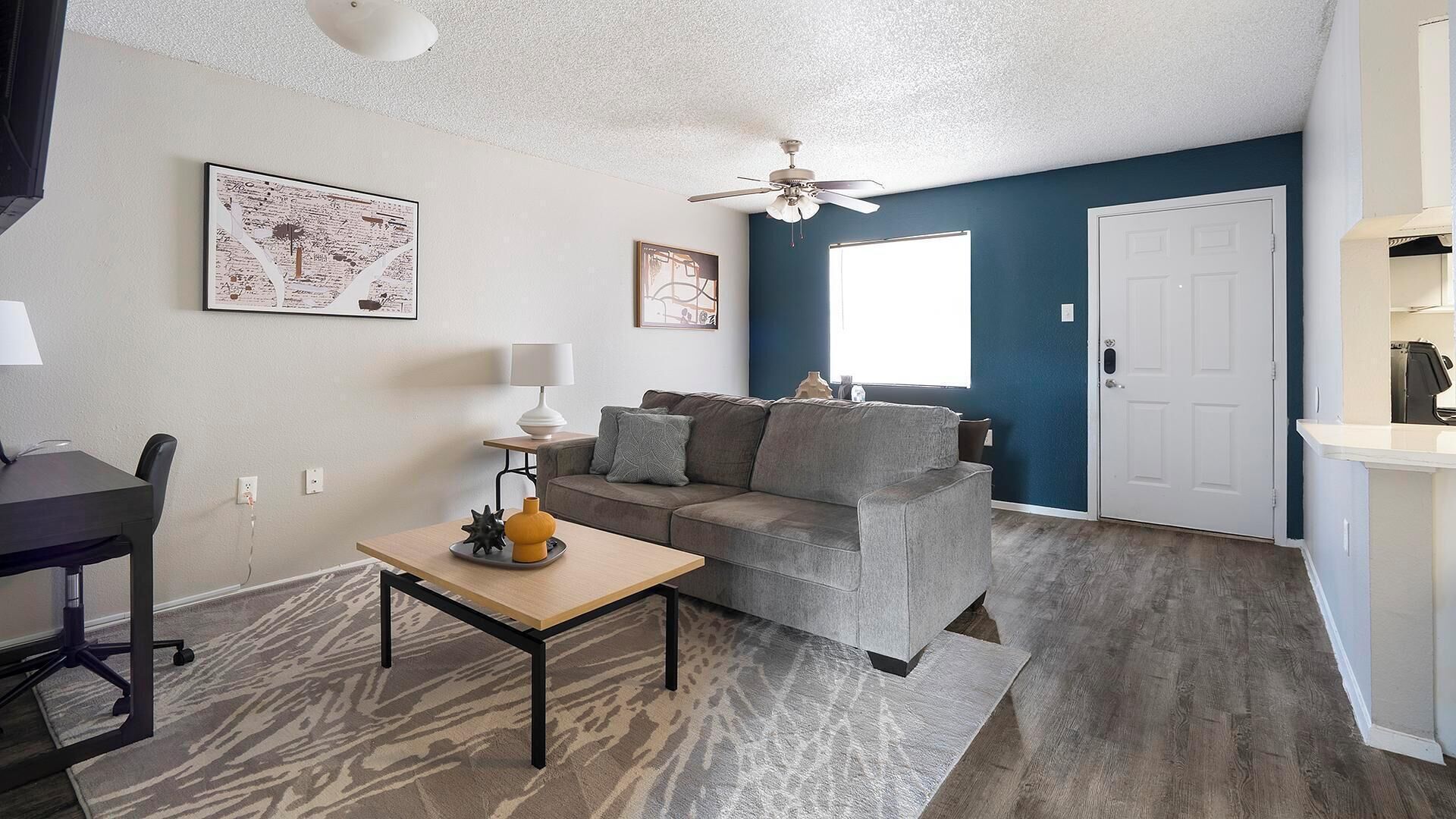 อพาร์ทเมนท์ (2 Bedrooms) | บริเวณนั่งเล่น | ทีวี