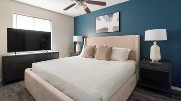 Departamento (2 Bedrooms) | Escritorio, tabla de planchar con plancha y ropa de cama