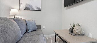 Landing at Villa de Oro - Studio in South San /..