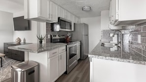 Apartament (1 Bedroom) | Cuina privada | Frigorífic i cafetera i tetera 