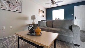 อพาร์ทเมนท์ (2 Bedrooms) | บริเวณนั่งเล่น | ทีวี