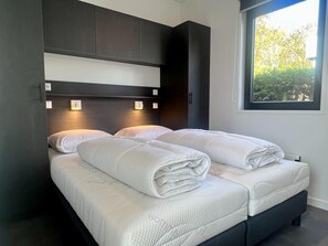 2 bedrooms - Modern Family Retreat Near the Beach (Sint Maartensvlotbrug)