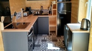 Cafetera y tetera, refrigerador, microondas y horno 