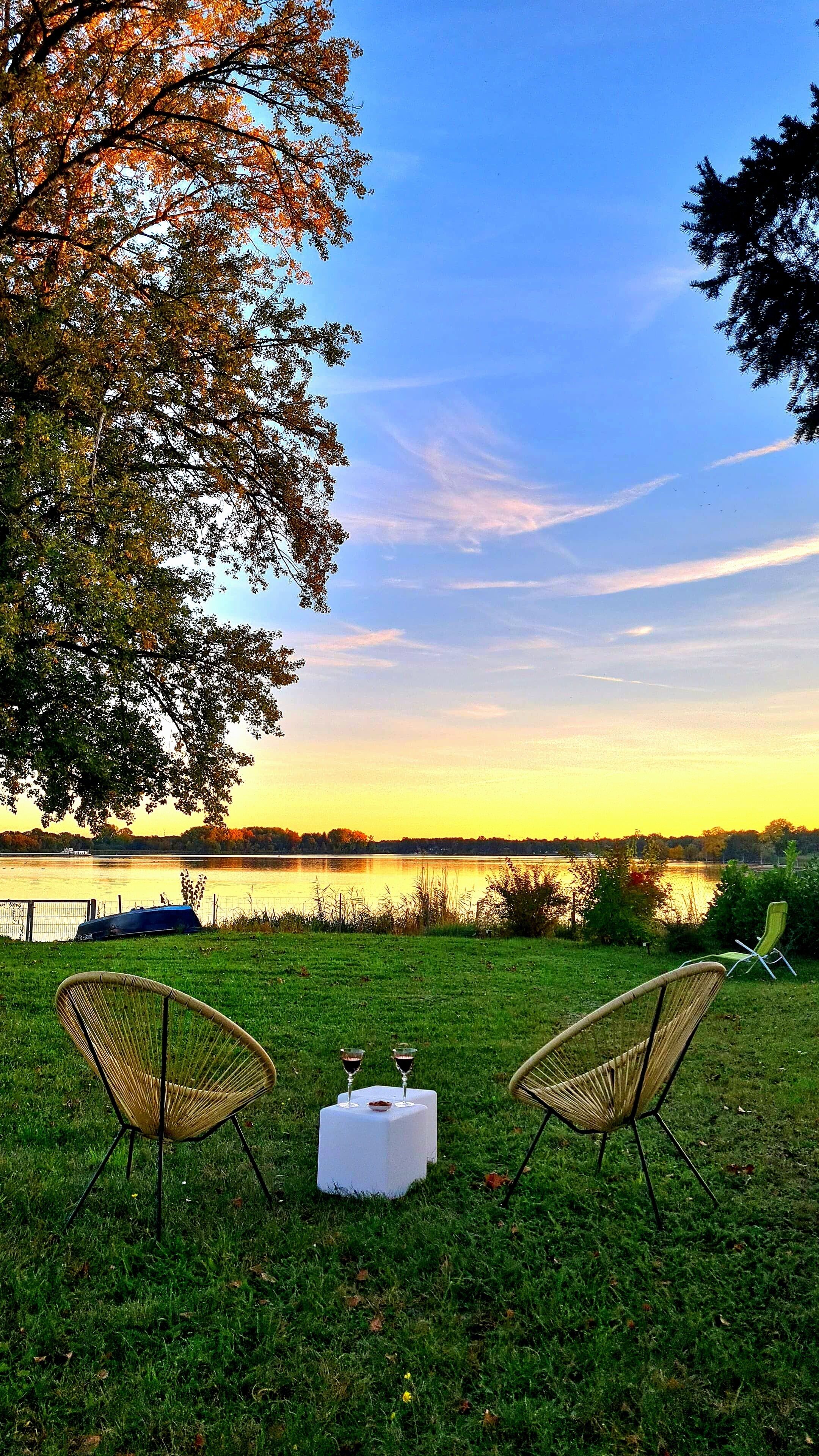 Blick von unserem Grundstück auf den Wendsee beim Sonnenuntergang.