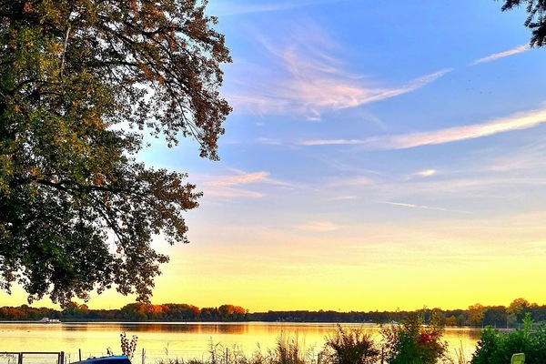 Blick von unserem Grundstück auf den Wendsee beim Sonnenuntergang.