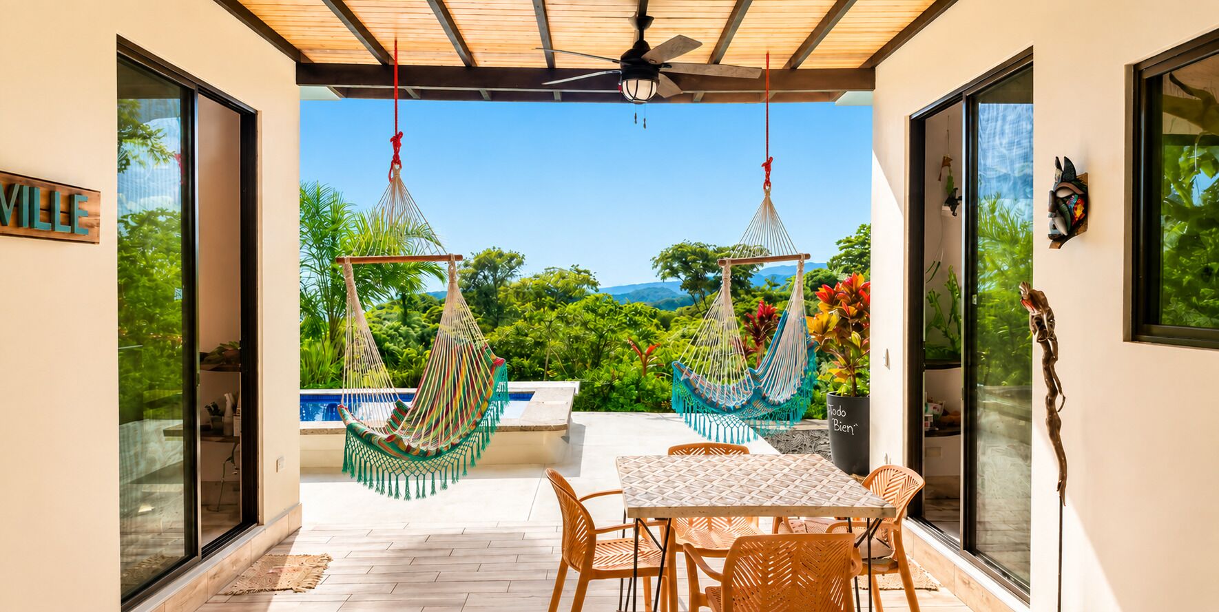 Une terrasse avec une piscine, deux hamacs et une table avec des chaises.