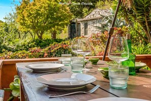Outdoor dining - Welcome to Firefly House, your oasis of peace and comfort in Vernazza.Ideal for couples, friends or families looking for relaxation,Firefly House with its furnished outdoor patio, will allow you to enjoy outdoor dinners, moments of reading or simply rela (Vernazzola)