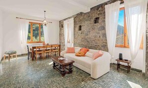 Living area - Welcome to Firefly House, your oasis of peace and comfort in Vernazza.Ideal for couples, friends or families looking for relaxation,Firefly House with its furnished outdoor patio, will allow you to enjoy outdoor dinners, moments of reading or simply rela (Vernazzola)