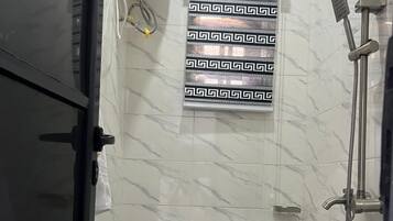 Appartamento | Bagno | Doccia, asciugamani, sapone, carta igienica
