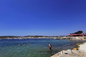 بالقرب من الشاطئ