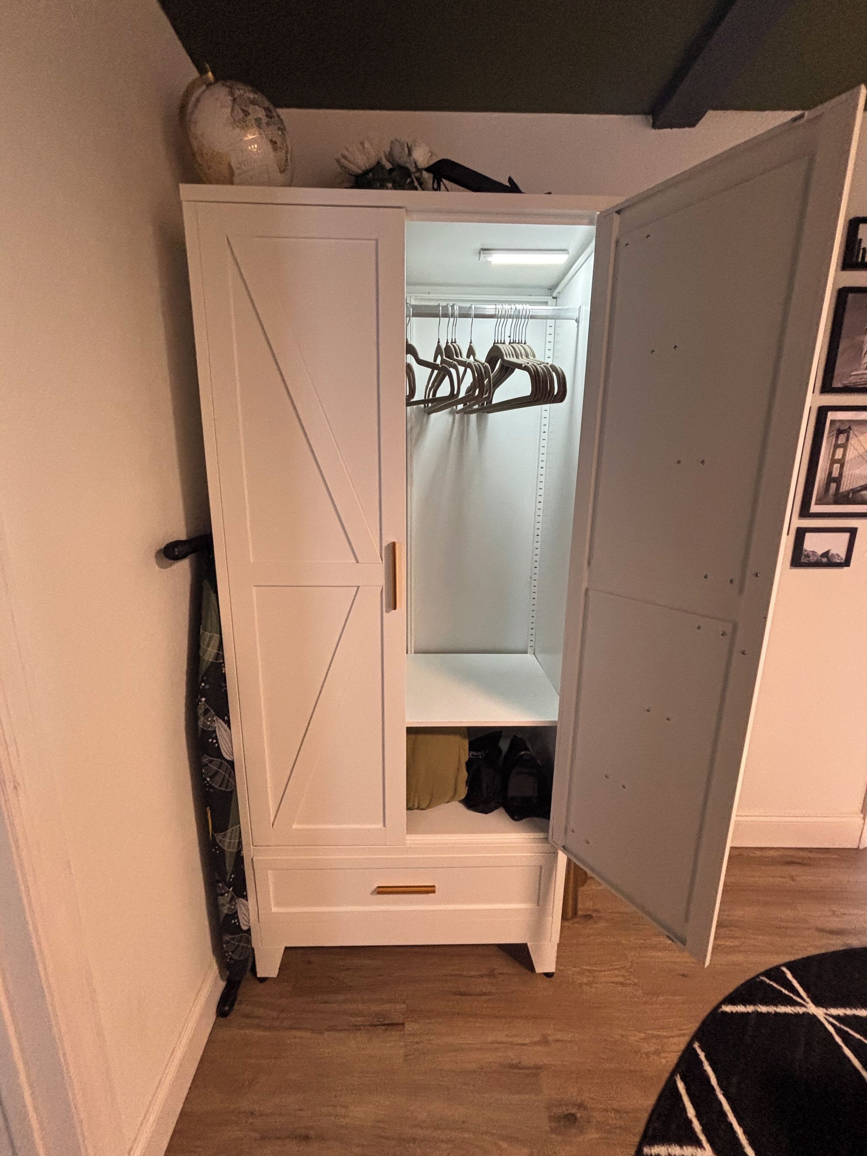 Un vestidor amplio con espacio para colgar ropa y un estante en la parte inferior.