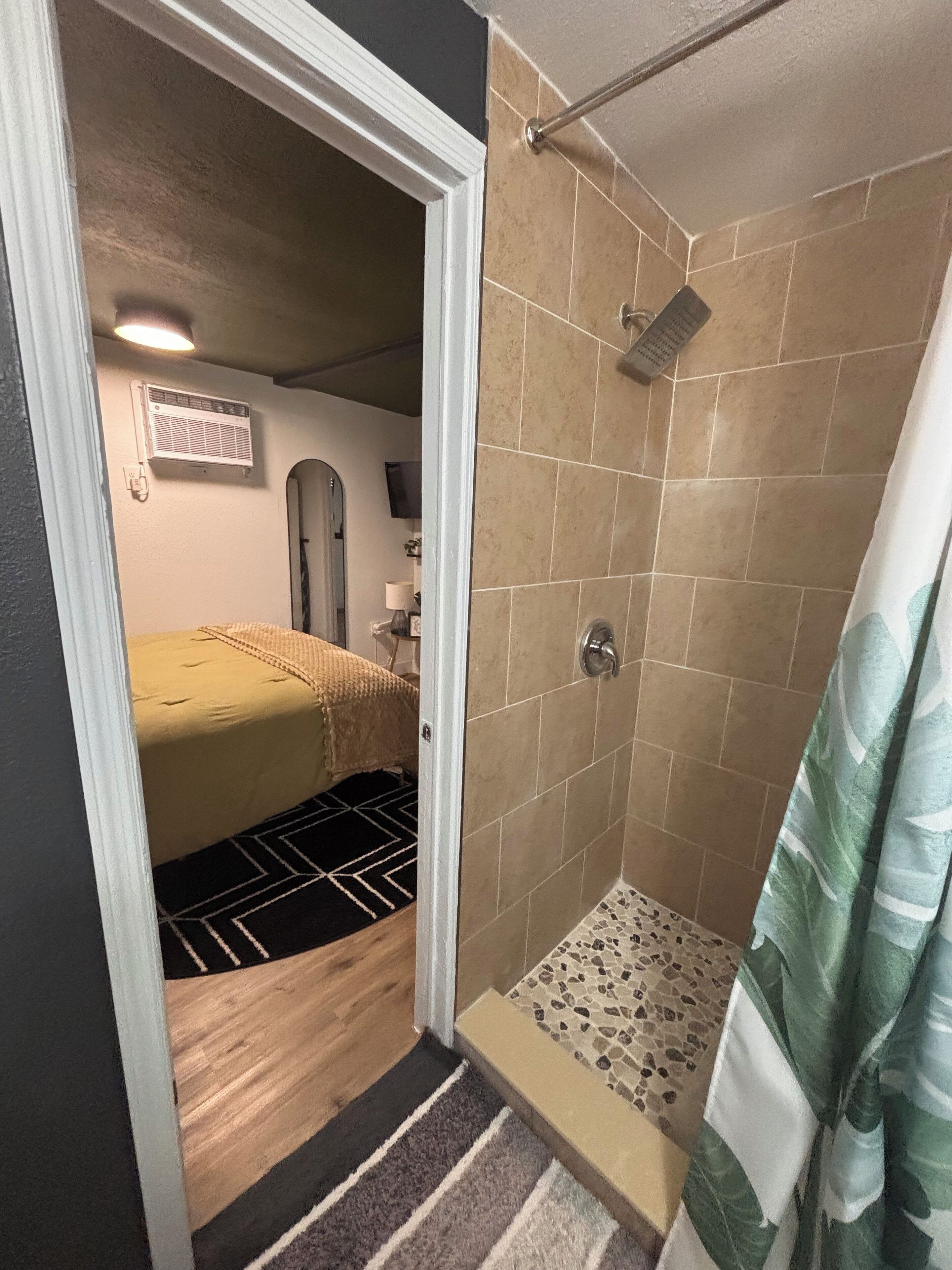 淋浴设施、吹风机、毛巾、肥皂