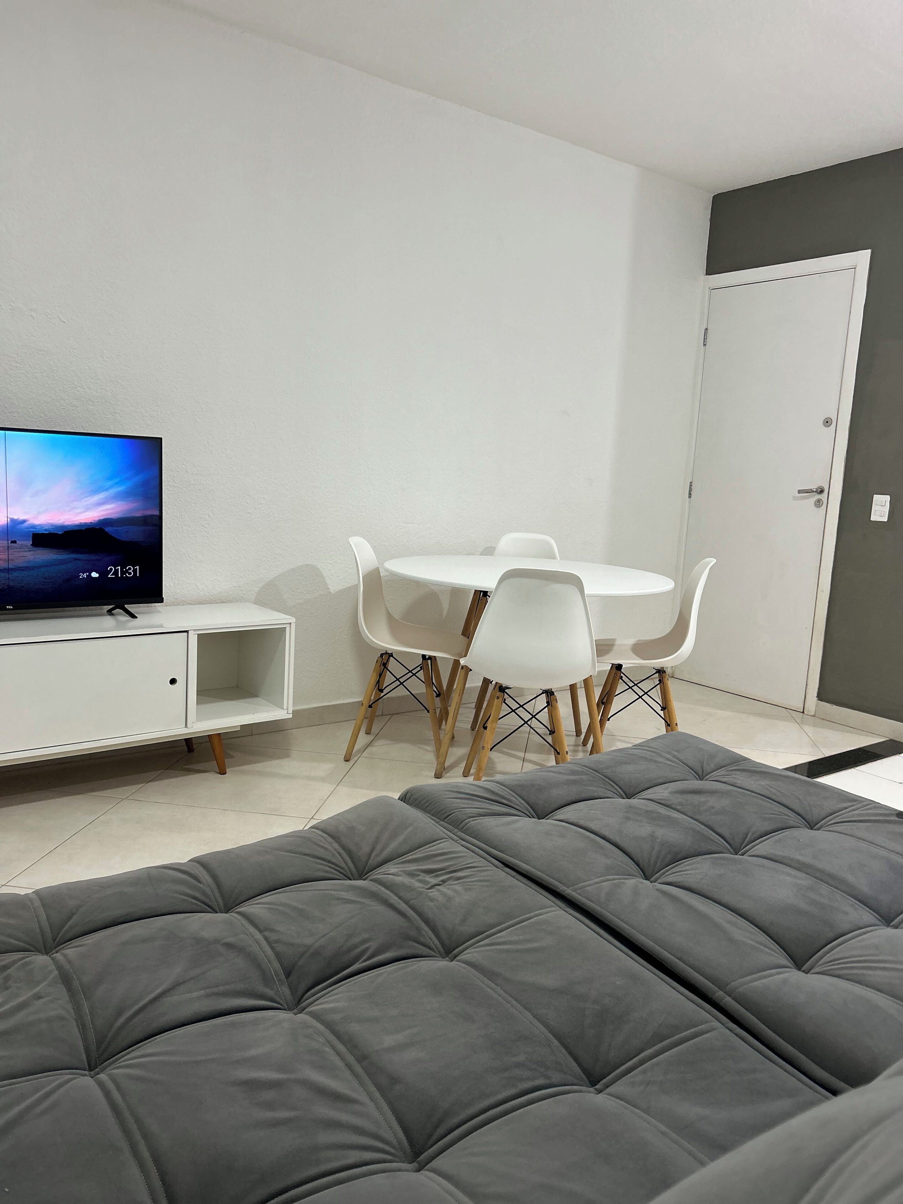 Tabla de planchar con plancha, wifi, ropa de cama