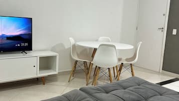 Tabla de planchar con plancha, wifi, ropa de cama