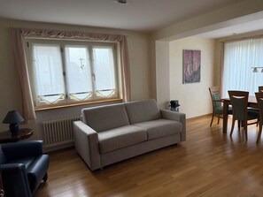 TV - Charming and quiet vacation apartment with panoramic views of the mountains (Ringgenberg)