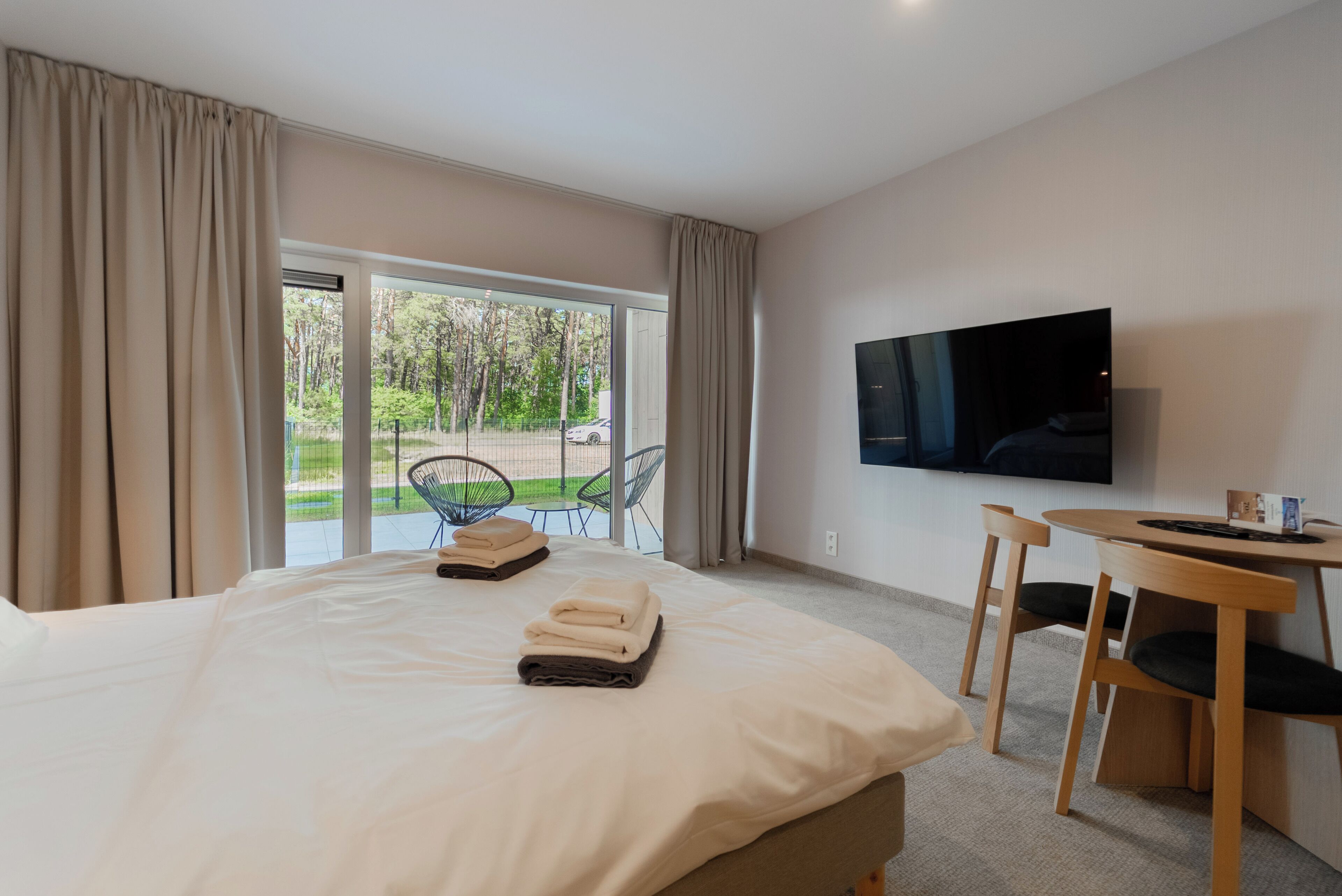 Iron/ironing board, travel crib, free WiFi, bed sheets