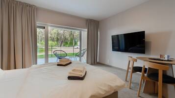 Iron/ironing board, travel crib, free WiFi, bed sheets