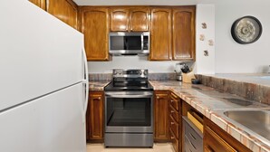 Microwave, oven, stovetop, dishwasher - Fabulous 1-bedroom condo overlooking Gulf course with AC in sunny San Diego (San Diego)