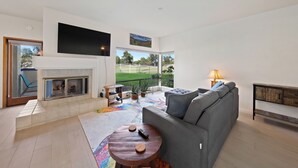 TV, fireplace - Fabulous 1-bedroom condo overlooking Gulf course with AC in sunny San Diego (San Diego)