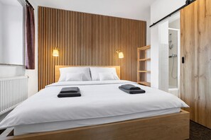 7 bedrooms, WiFi, bed sheets