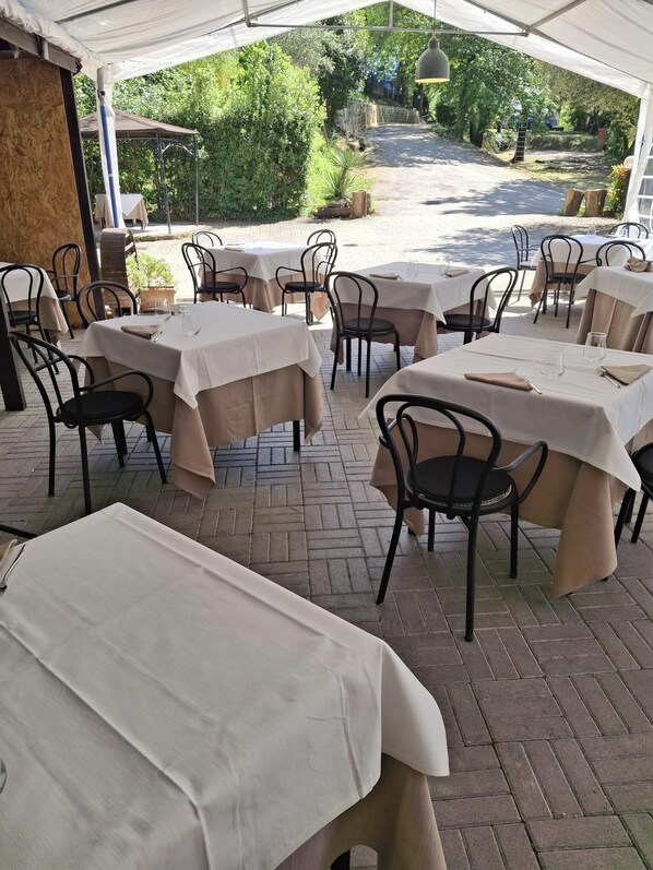 Outdoor dining - Holiday Travel Genius-mobile Home Base Near Pisa (Montopoli in Val d'Arno)