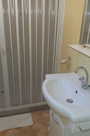 Shower - Holiday Travel Genius-mobile Home Base Near Pisa (Montopoli in Val d'Arno)