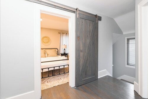 House on Bright / Spacious Home for Families / Sleeps 8