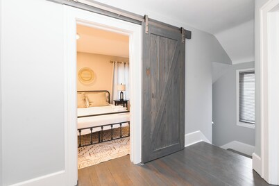 House on Bright / Spacious Home for Families / Sleeps 8