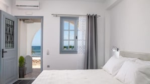1 bedroom, desk, iron/ironing board, travel cot - Sea & Sky Luxury Beach House – Elegant Cycladic Studio by Agia Paraskevi Beach (Kamari)