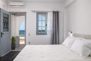 1 bedroom, desk, iron/ironing board, travel cot - Sea & Sky Luxury Beach House – Elegant Cycladic Studio by Agia Paraskevi Beach (Kamari)