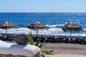 Beach - Sea & Sky Luxury Beach House – Elegant Cycladic Studio by Agia Paraskevi Beach (Kamari)