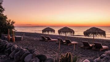 En la playa, camastros y toallas de playa