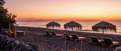 Accommodatie ligt op het strand, ligstoelen, strandlakens